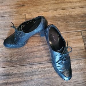 Connie Black Leather Wing Tip Lace Up Shoes - Size 8 1/2  Excellent Condition